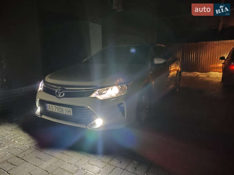 Седан Toyota Camry 2016 в Киеве