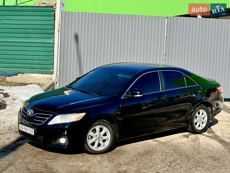 Седан Toyota Camry 2010 в Житомире