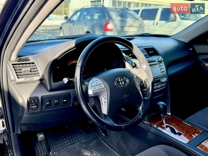Седан Toyota Camry 2010 в Житомире