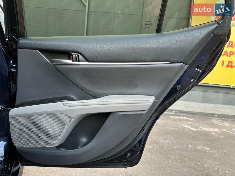 Седан Toyota Camry 2021 в Киеве