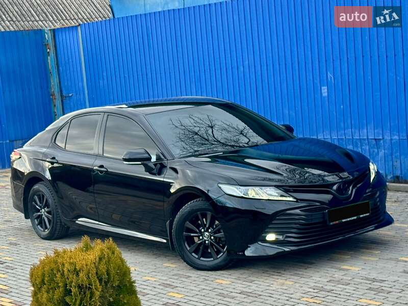 Седан Toyota Camry 2018 в Днепре