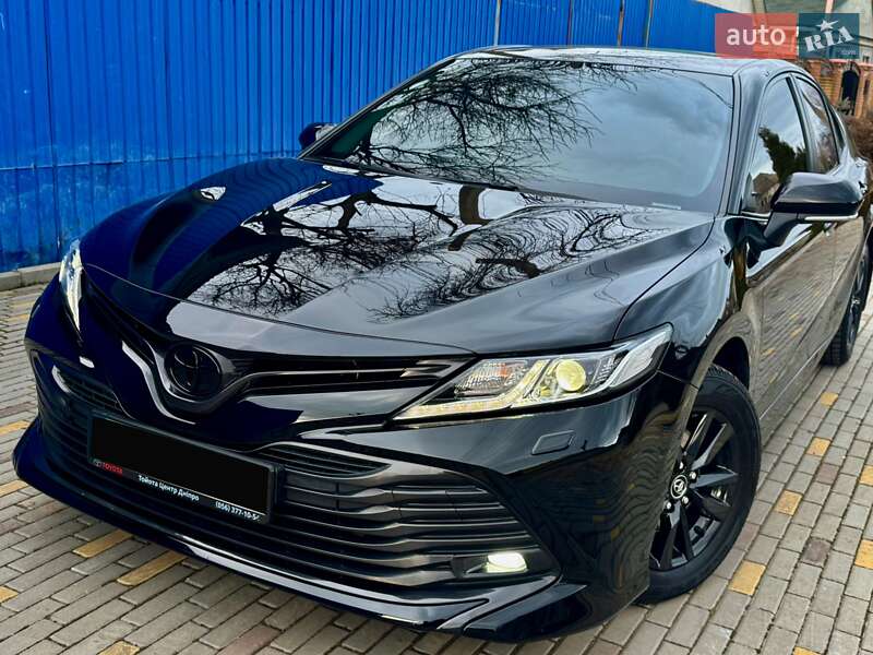 Седан Toyota Camry 2018 в Днепре