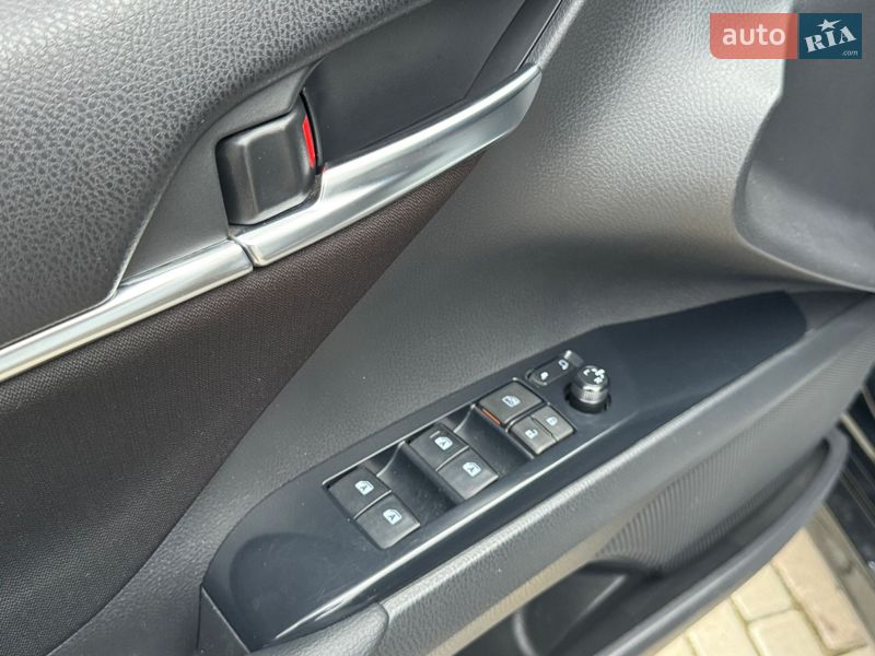 Седан Toyota Camry 2018 в Днепре