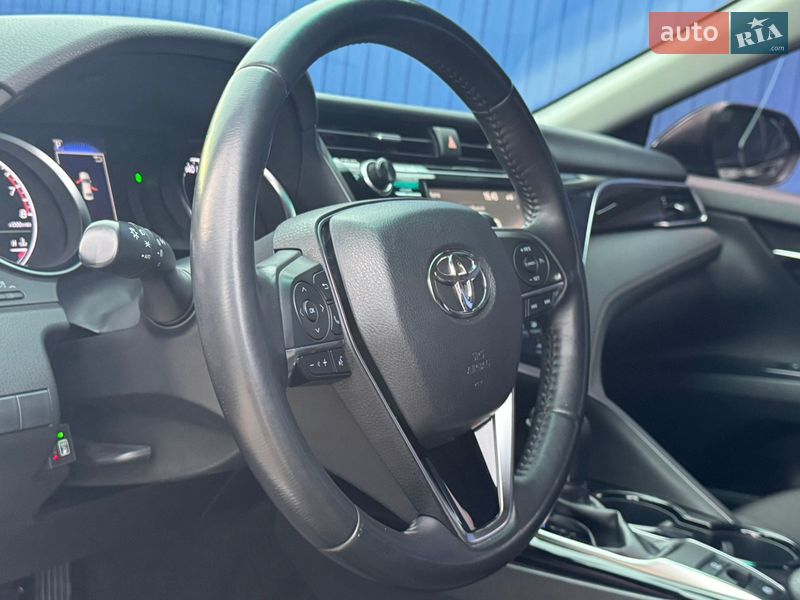 Седан Toyota Camry 2018 в Днепре