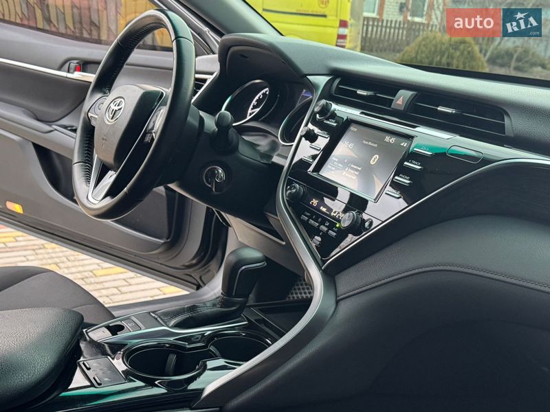 Седан Toyota Camry 2018 в Днепре