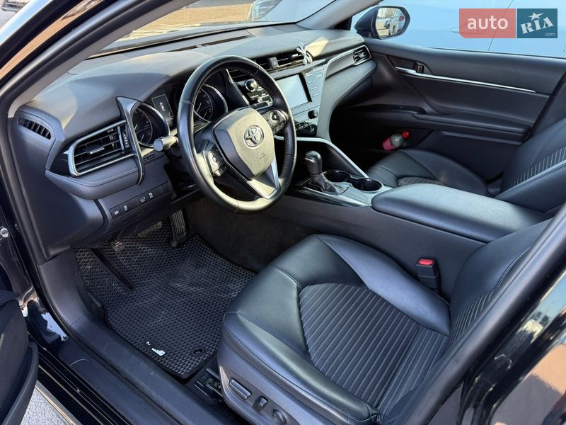 Седан Toyota Camry 2019 в Киеве