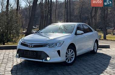 Седан Toyota Camry 2016 в Киеве