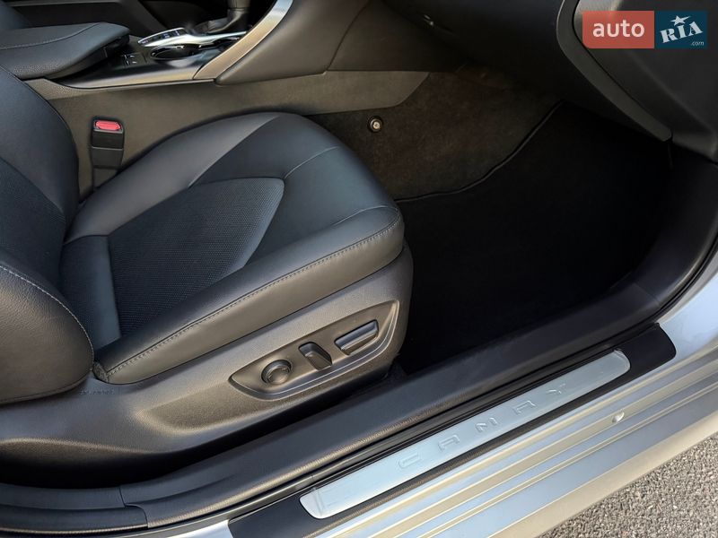 Седан Toyota Camry 2023 в Киеве