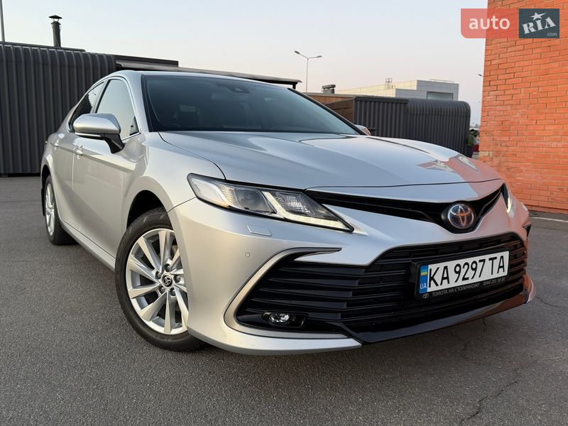 Седан Toyota Camry 2023 в Киеве
