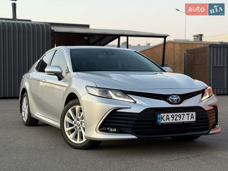 Седан Toyota Camry 2023 в Киеве