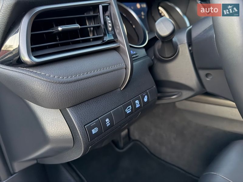Седан Toyota Camry 2023 в Киеве