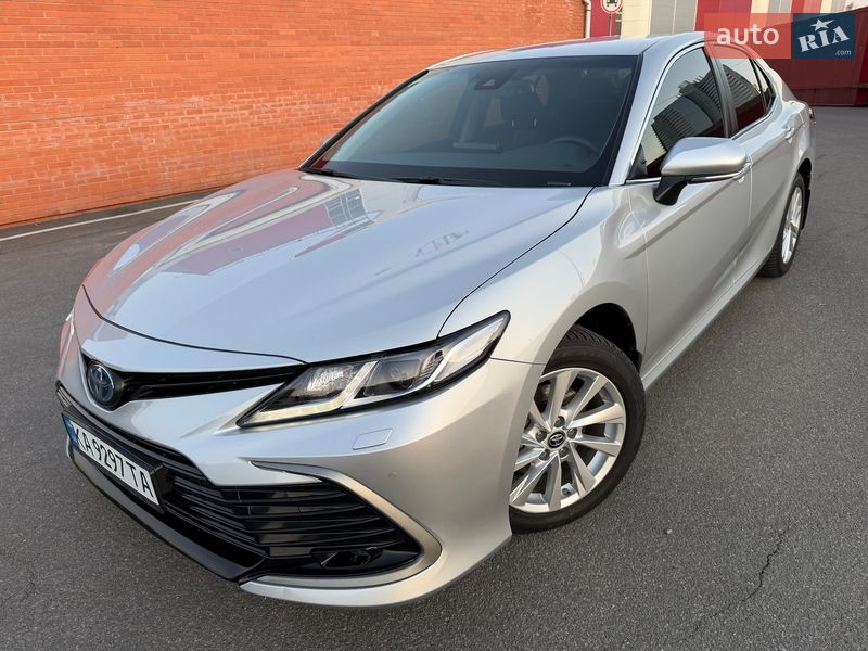 Седан Toyota Camry 2023 в Киеве