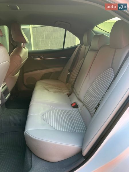 Седан Toyota Camry 2019 в Киеве