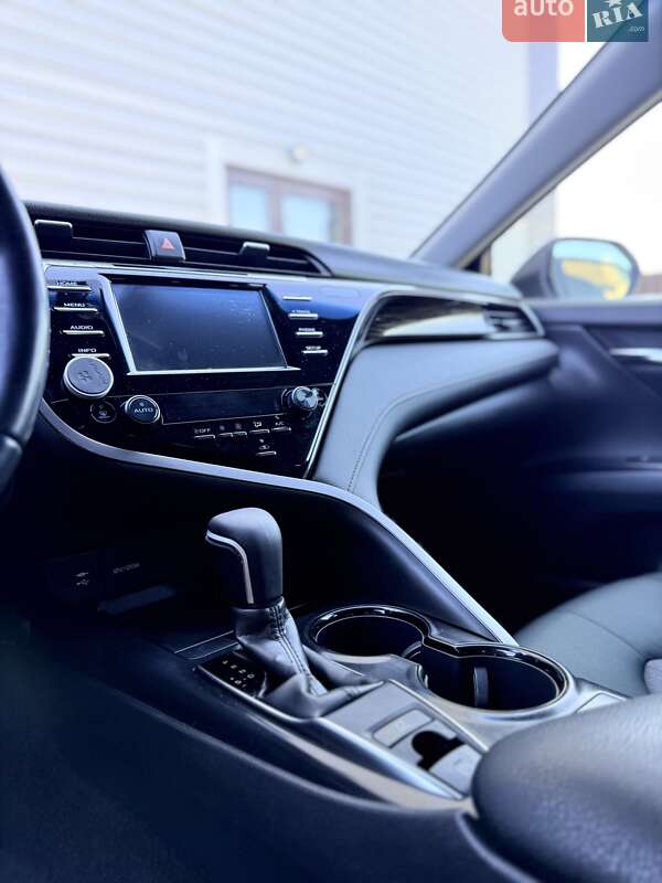 Седан Toyota Camry 2019 в Чернигове