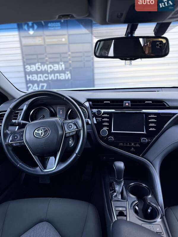 Седан Toyota Camry 2019 в Чернигове