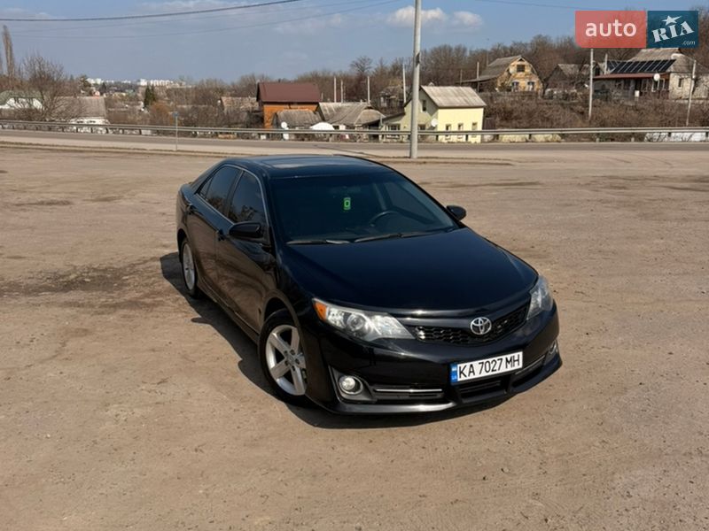 Седан Toyota Camry 2014 в Киеве