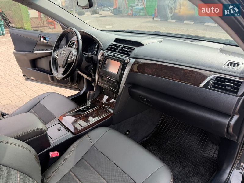Седан Toyota Camry 2014 в Кривом Роге
