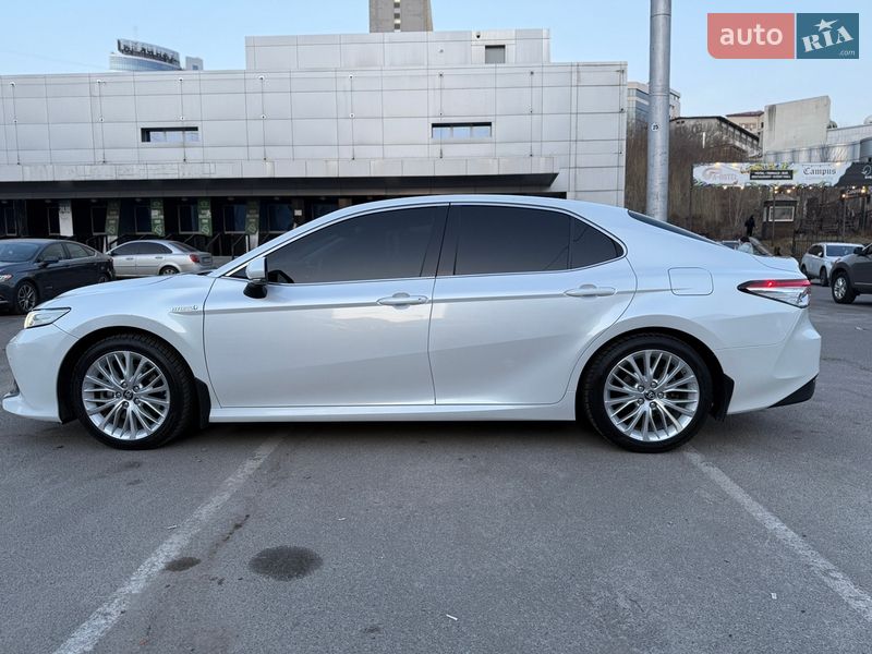 Седан Toyota Camry 2020 в Киеве