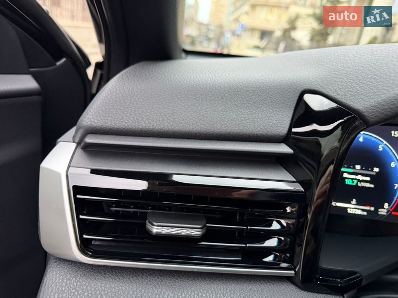 Седан Toyota Camry 2025 в Киеве