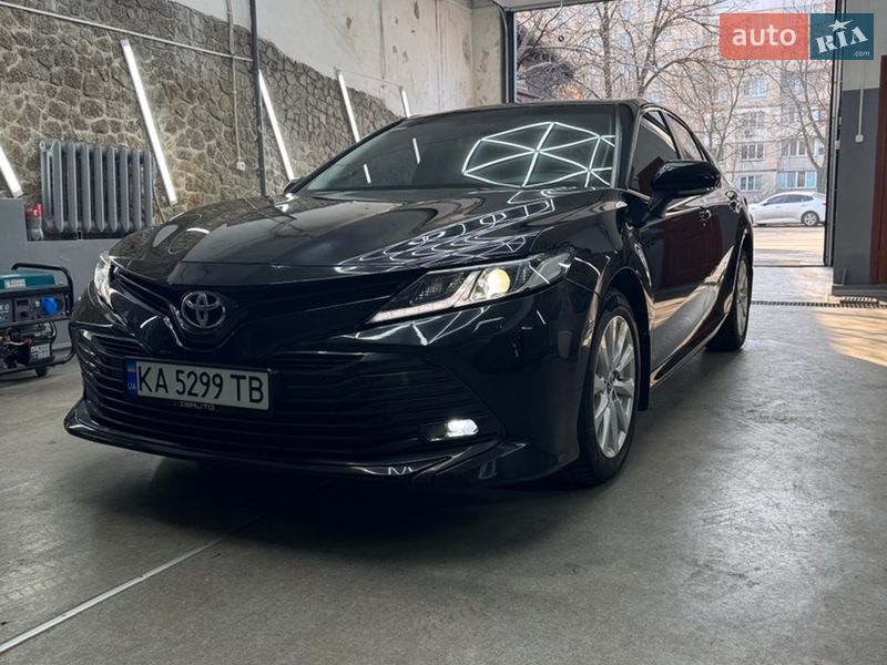 Седан Toyota Camry 2018 в Киеве