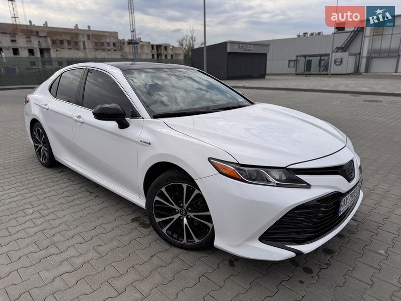Седан Toyota Camry 2019 в Харькове