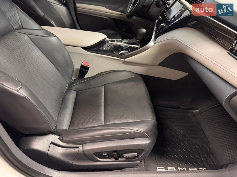 Седан Toyota Camry 2019 в Харькове