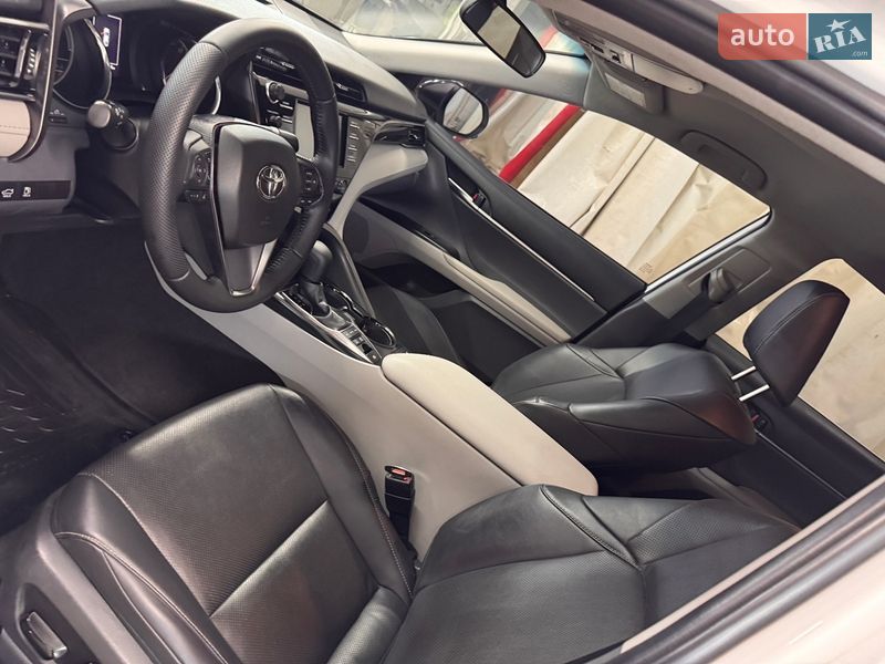 Седан Toyota Camry 2019 в Харькове