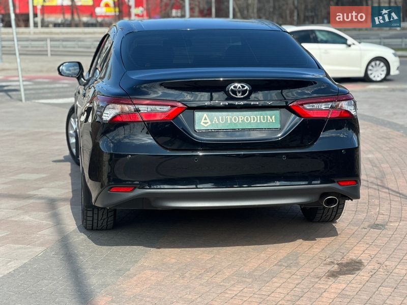 Седан Toyota Camry 2022 в Киеве