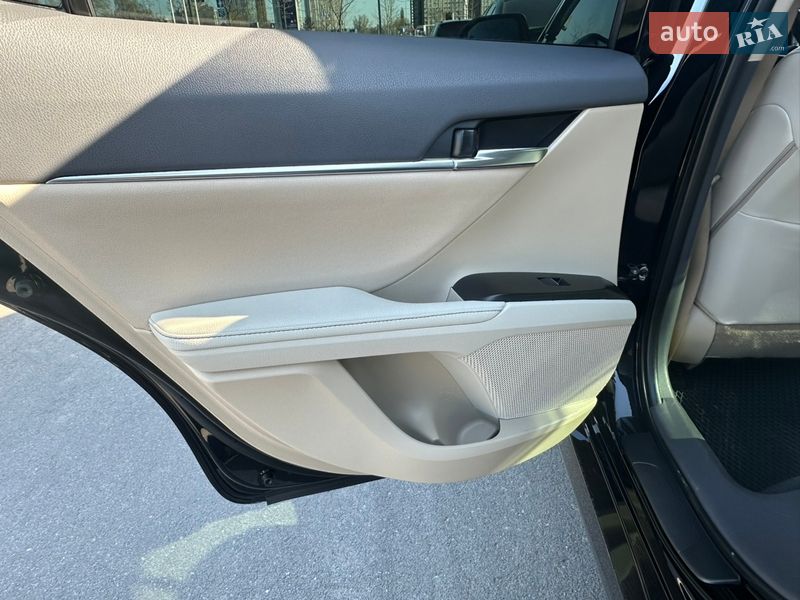 Седан Toyota Camry 2022 в Киеве