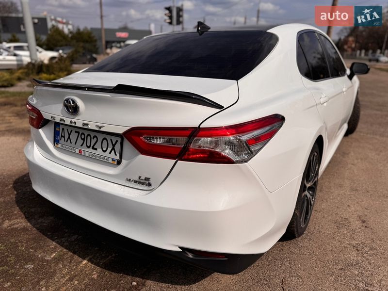 Седан Toyota Camry 2019 в Харькове