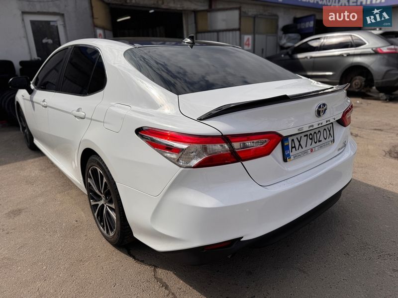 Седан Toyota Camry 2019 в Харькове