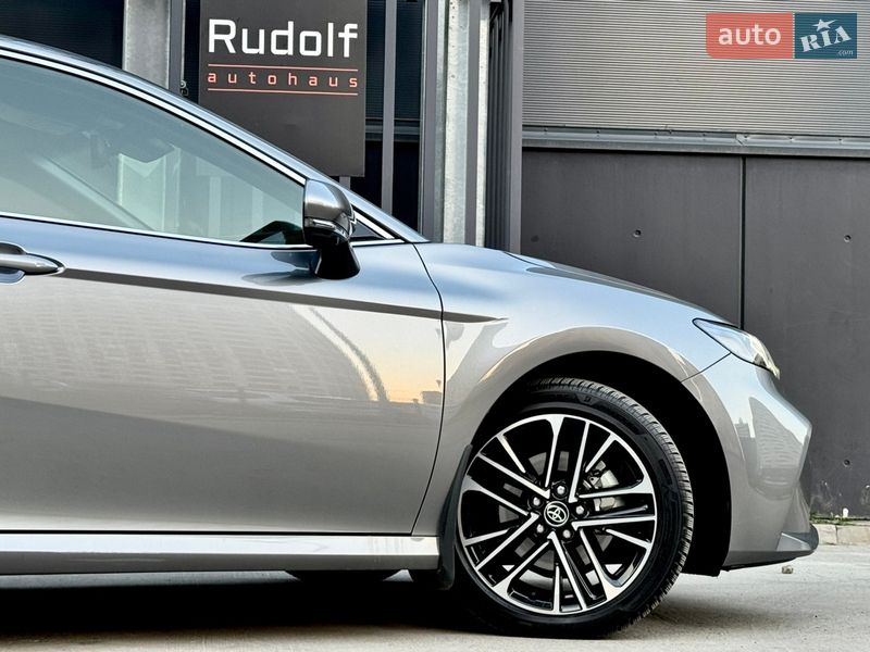 Седан Toyota Camry 2024 в Києві