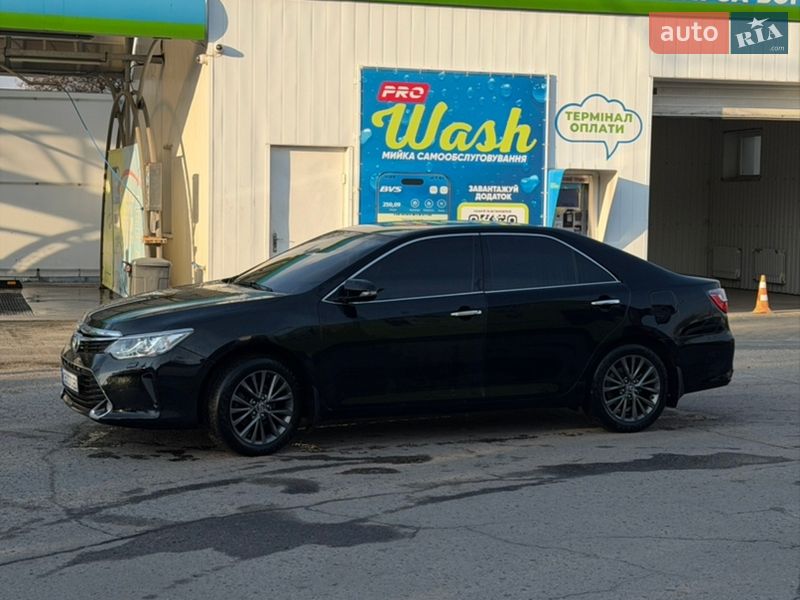 Седан Toyota Camry 2017 в Прилуках