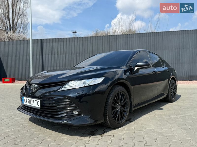 Седан Toyota Camry 2017 в Киеве