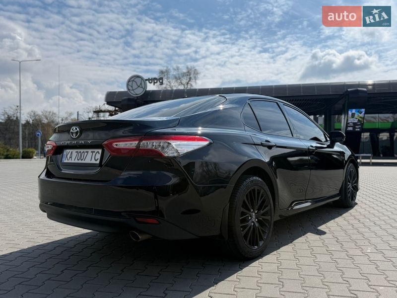 Седан Toyota Camry 2017 в Киеве