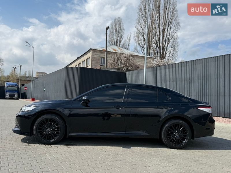 Седан Toyota Camry 2017 в Киеве