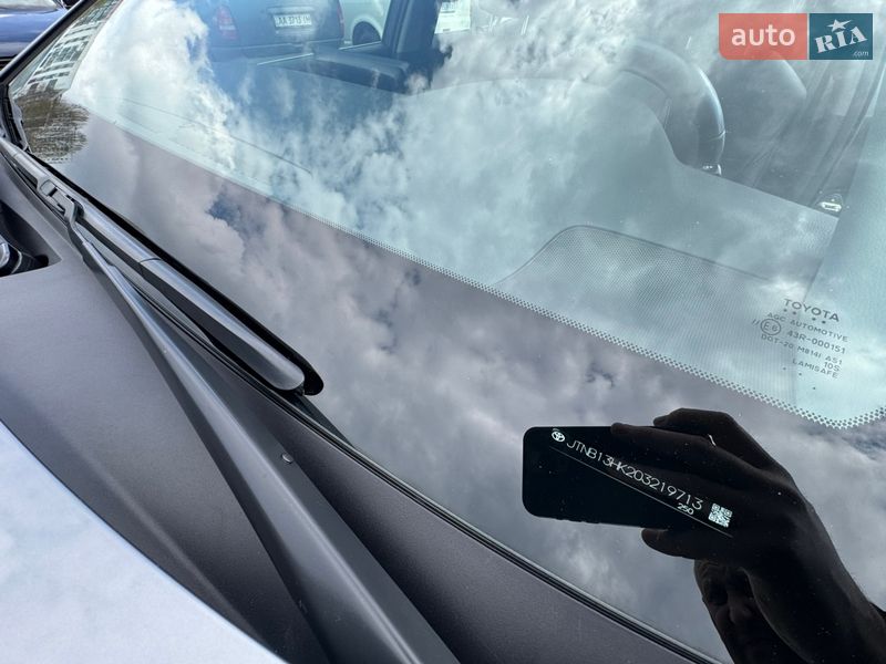 Седан Toyota Camry 2023 в Киеве