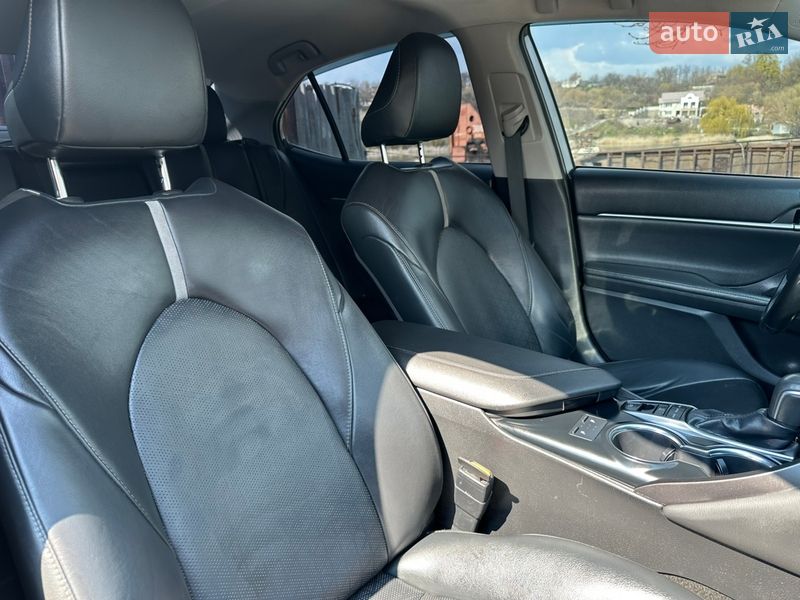 Седан Toyota Camry 2019 в Ржищеві