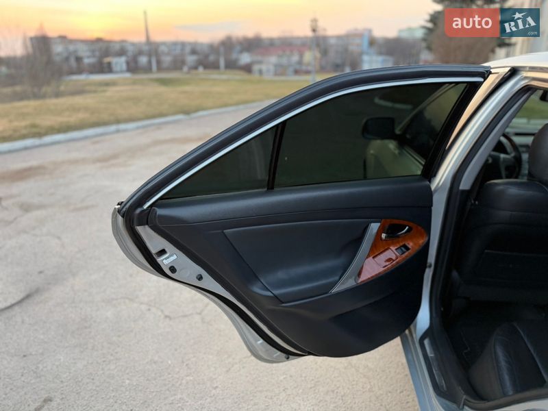 Седан Toyota Camry 2007 в Рівному