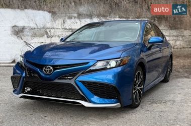 Седан Toyota Camry 2019 в Киеве