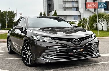 Седан Toyota Camry 2018 в Киеве