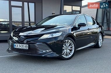 Седан Toyota Camry 2019 в Киеве