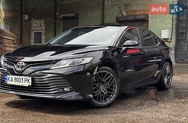 Седан Toyota Camry 2019 в Киеве