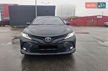 Седан Toyota Camry 2018 в Киеве