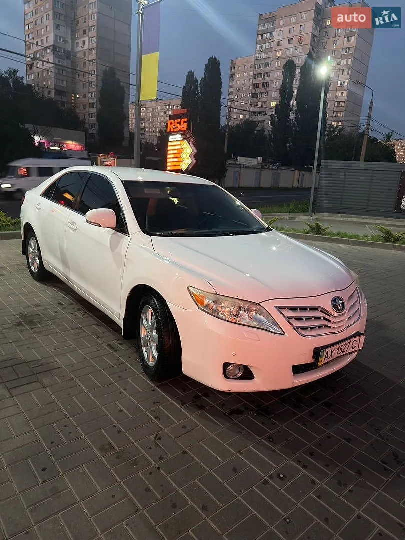 2010 Toyota Camry - фото 1