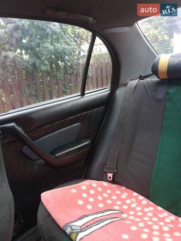 Седан Toyota Carina E 1993 в Остроге