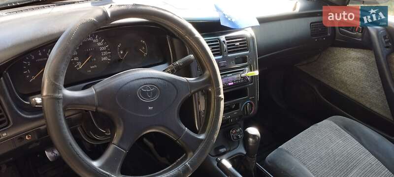Седан Toyota Carina 1993 в Добровеличківці