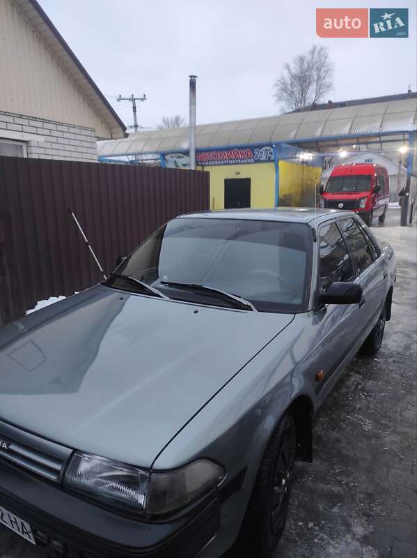 Седан Toyota Carina 1988 в Первомайске