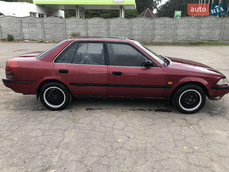 Седан Toyota Carina 1989 в Ружине