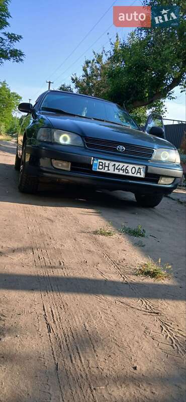 Седан Toyota Carina 1995 в Одессе